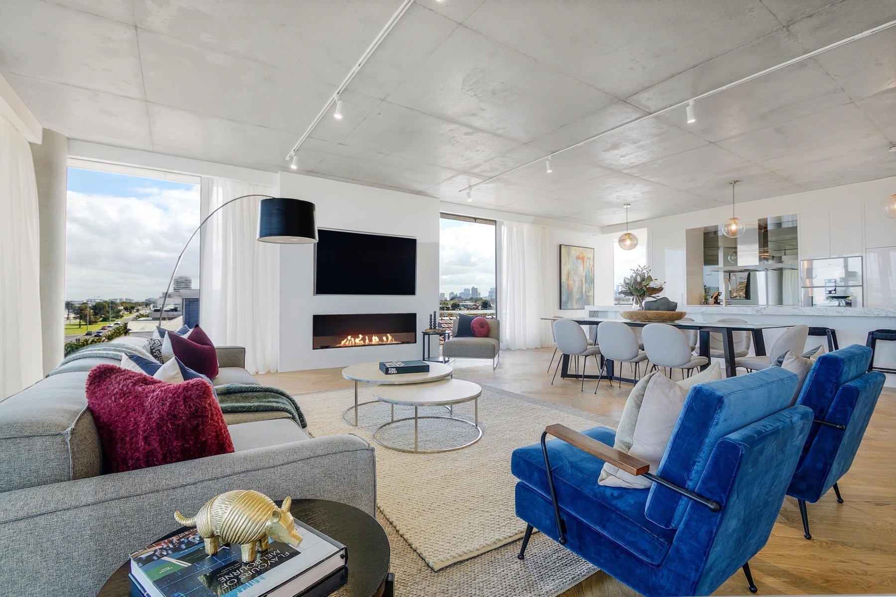 Indoor and outdoor fireplace inserts